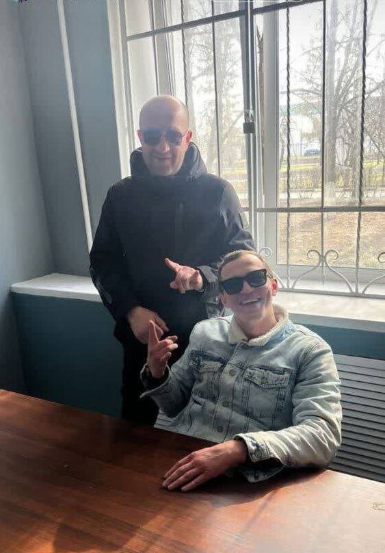 Какой-то известный боксёр грубиян