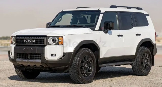 Маленький и доступный кроссовер Toyota как будто подменили: машина примерила калифорнийский стиль