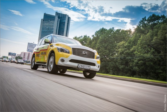 Сумасшедше-разноцветный Infiniti QX56