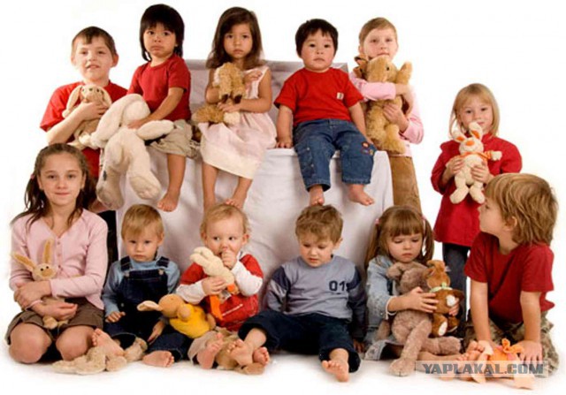 Усыновил 9(!) детей. А вам слабо?