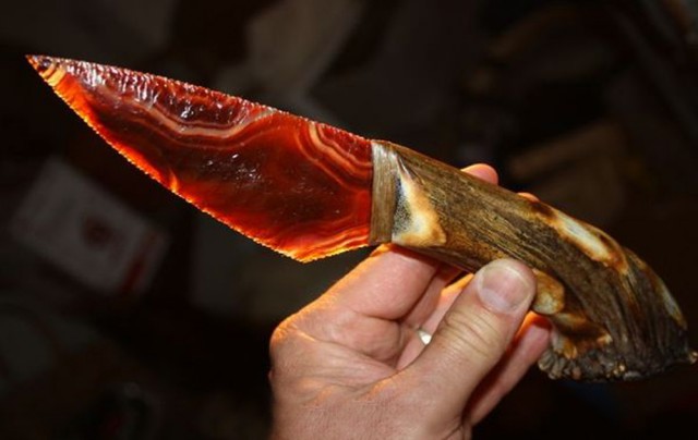 Нож из вулканического стекла и рога