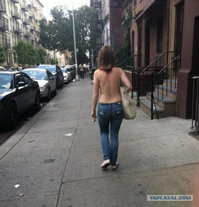Девушка на улице Нью-йорка.