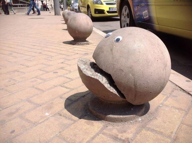 «Больше драмы». В Болгарии художник дополняет сломанные уличные объекты игрушечными глазами