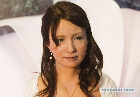 Изящная девушка-робот дала первый концерт