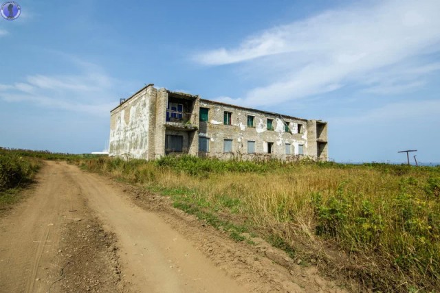 Заброшенный дом маячников маяка "Крильон" на самом южном мысе Сахалина