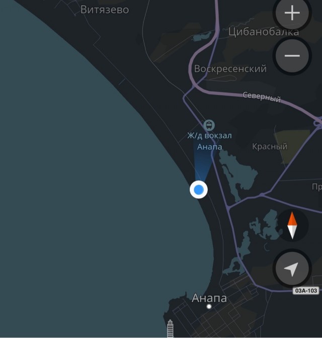 На пляжах Анапы закончились не только лежачие, но и сидячие места. Загорать там можно только стоя
