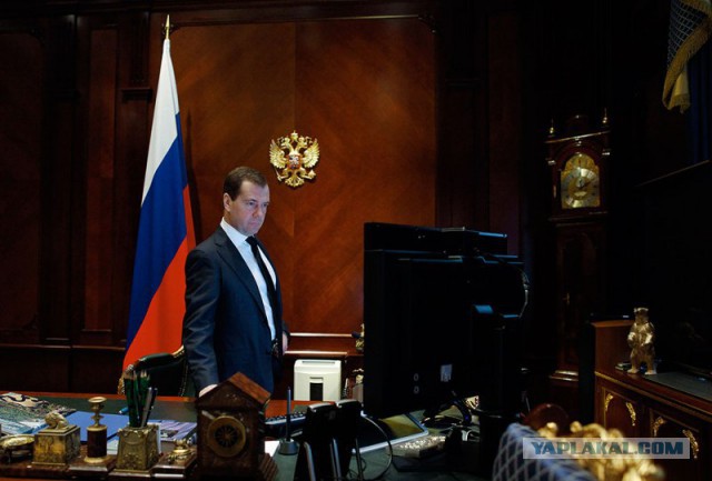 Медведев предложил Западу назвать точную дату отмены санкций