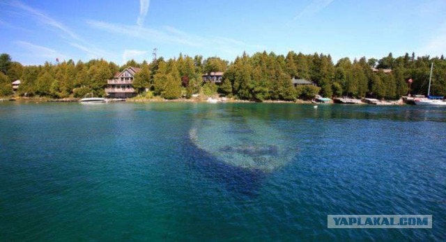 Затонувшие корабли, которые видны сквозь толщу воды