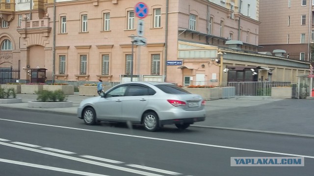 Сегодня возле посольства США