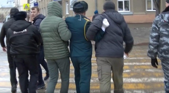 Вышедшего на пикет против Путина активиста задержали