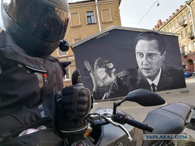 В Петербурге появилось граффити по мотивам "Криминального чтива"