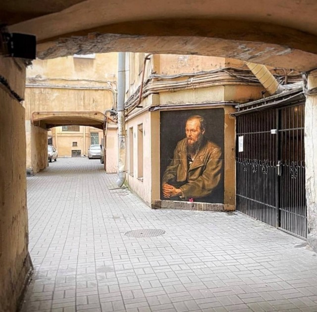 В Петербурге закрасили портрет Достоевского у музея-квартиры писателя. Второй раз