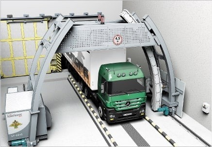 Как грузовик, начиненный взрывчаткой, смог проехать сквозь все посты и оказаться на мосту?