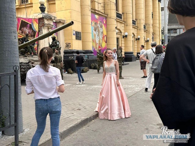 В Ростове «вагнеровцев» с автоматами заметили в «Пятёрочке». Они закупаются продуктами.