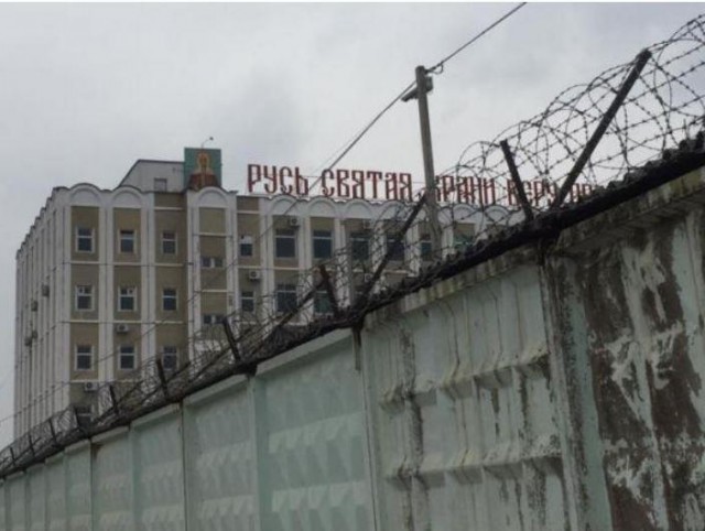 На Параде Победы в Томске заммэра города не пропустил на трибуну девушку, которая пыталась пронести воду ветерану ВОВ.