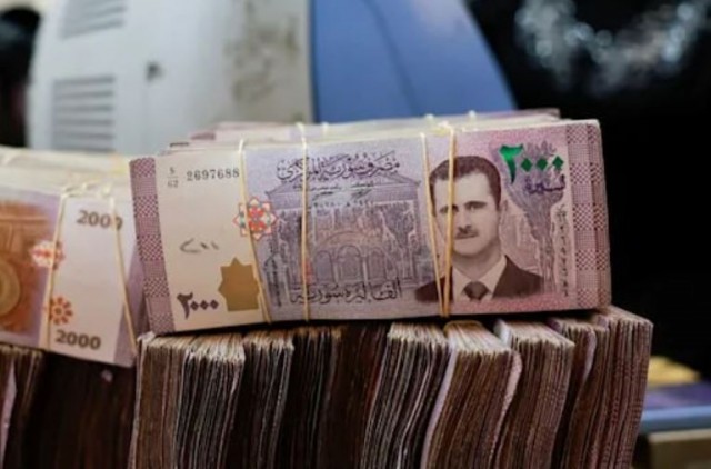 СМИ: сирийцы несут в банки мешки обесценившихся денег