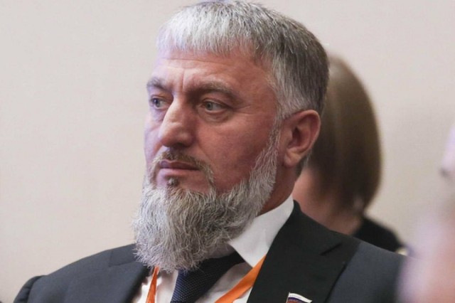 Депутат Госдумы Адам Делимханов возбудился на вчерашнюю ситуацию, когда русские парни поставили силой на место абу-бандитов.
