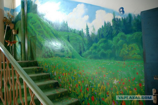 Русский художник превращает скучные советские стены подъезда в произведения искусства