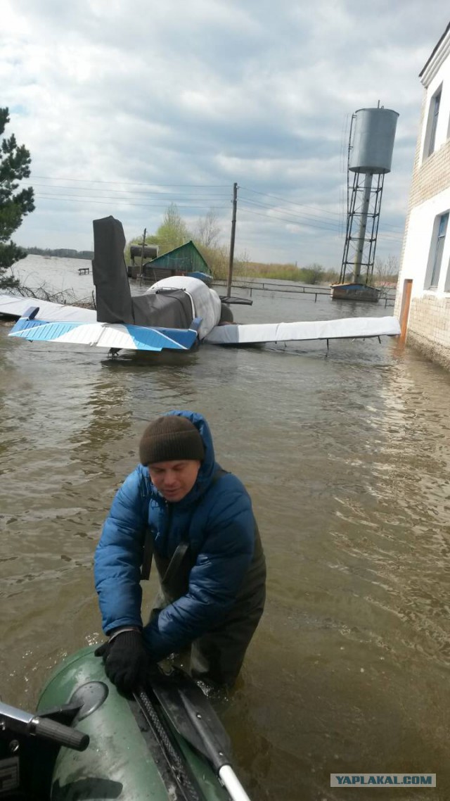 В городе Ишим затопило самолёт, предназначенный для борьбы с паводком