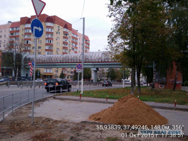 Югорские строители установили отбойник на дороге, ведущей к домам дачников