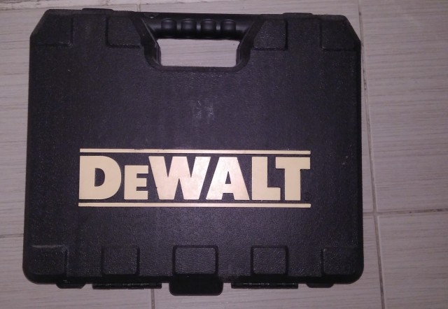 Продам Дрель-шуруповерт аккумуляторную DEWALT DCD734S2