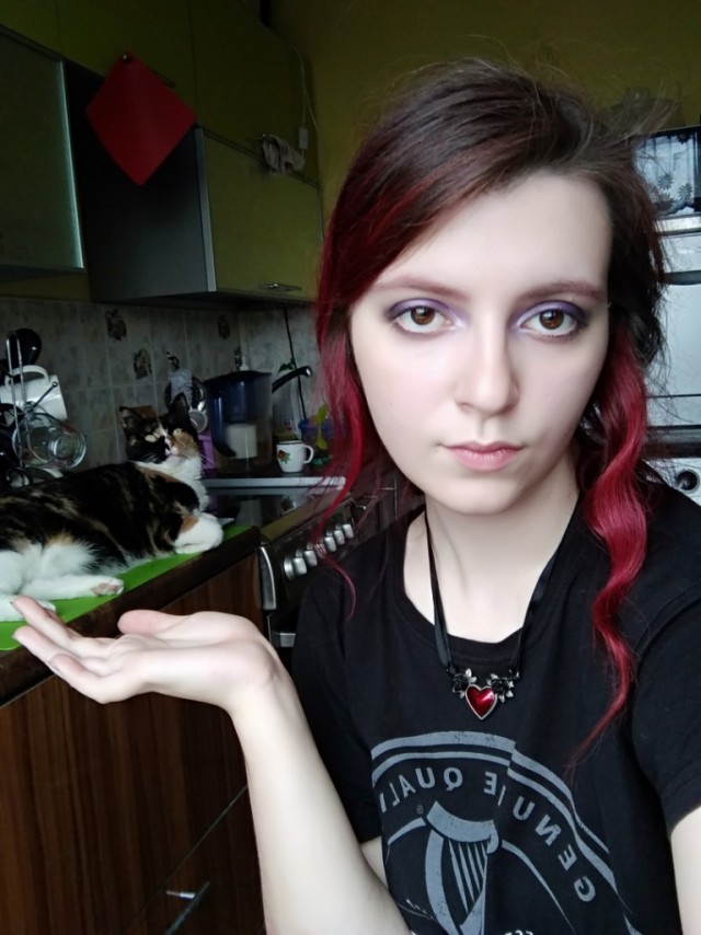 Красивые девушки с котиками