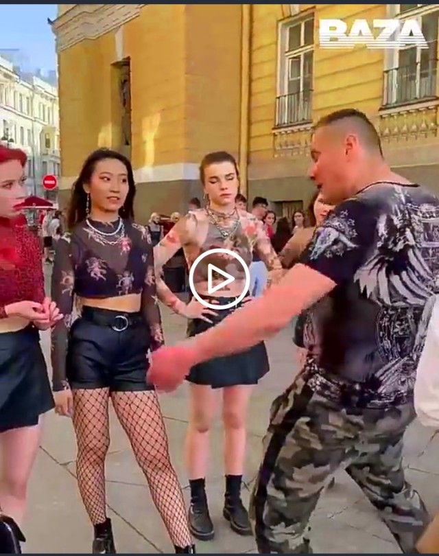 Хранитель скреп из Санкт-Петербурга обматерил нескольких девушек, которые готовили танцевальный номер на Дворцовой площади