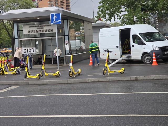 В МСК начали собирать самокаты, которые не дают свободно передвигаться и мешают проходу.