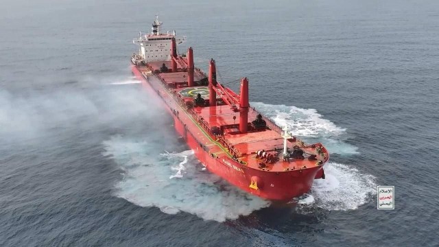 Хуситы подорвали ранее атакованное ими судно MAGIC SEAS в Красном море, затопив его