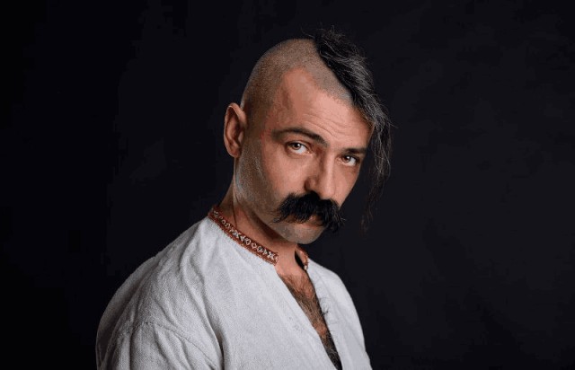 Зачем запорожские казаки носили чуб на бритой голове? Почему над этой прической так смеялись русские?