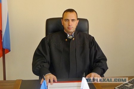 Упомянутый в процессе Момотова - судья Колониченков Роман попросил об отставке