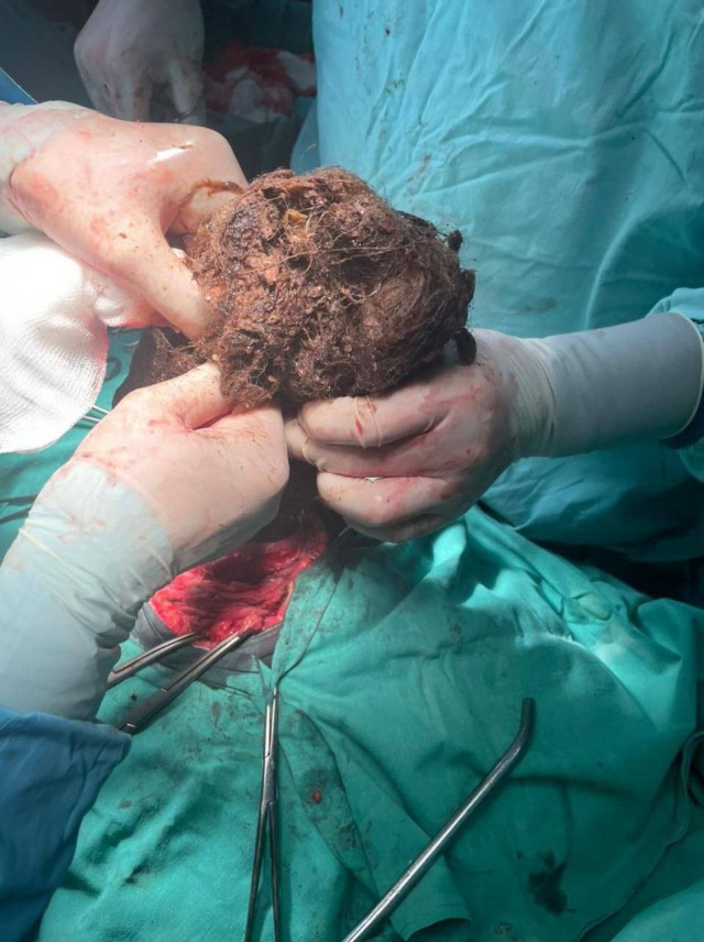 Небольшая бабья жестянка с фотографиями