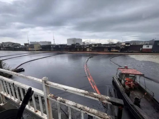 Мазут попал в море в Туапсе после ЧП на терминале