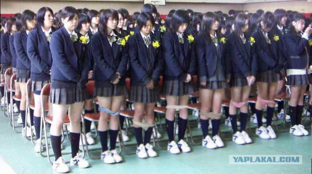 Самые короткие юбки у японских школьниц