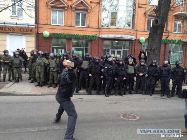 Митингующие разгромили Альфа банк на Крещатике 20 02 2016