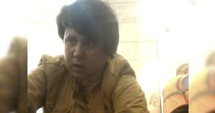 «"Заслуживает награды". Петербуржцы ищут женщину, помогавшую раненным в метро»