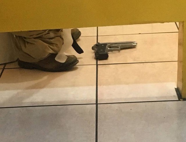 А вы что делаете в сортире?