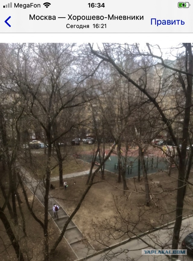 Давайте фото у кого какой вид из окна на оживленные улицы городов в настоящий момент