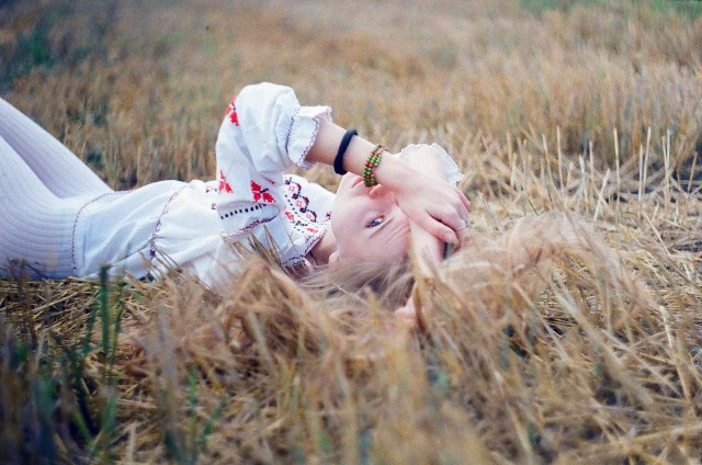 Девушки и сено... и солома