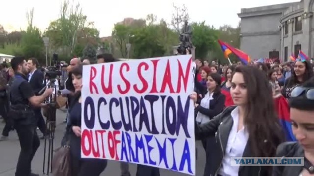 Армяне сожгли село Чарактар и покинули его. А потом оказалось, что село остается под контролем армян