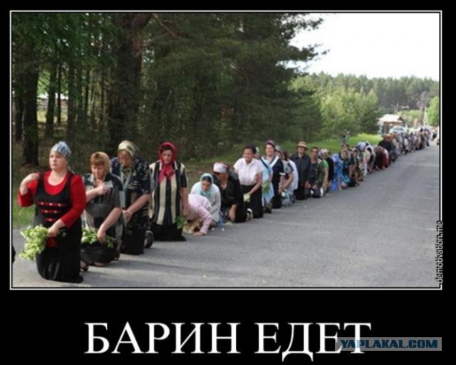 В Набережных Челнах перед заводом «КамАЗ» красят асфальт. Почему? Так траву уже покрасили