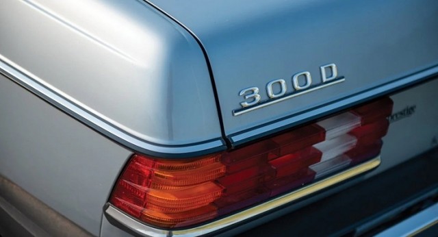 Почему старые автомобили Mercedes имели ребристые задние фонари?