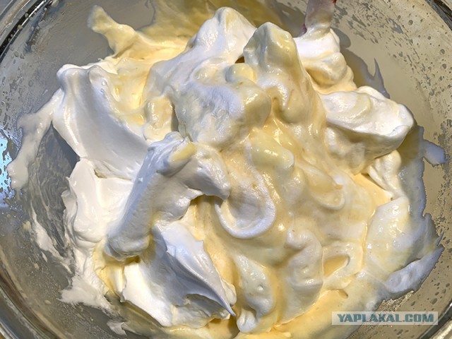 Быстро-вкусно: пирог на сметане с персиками