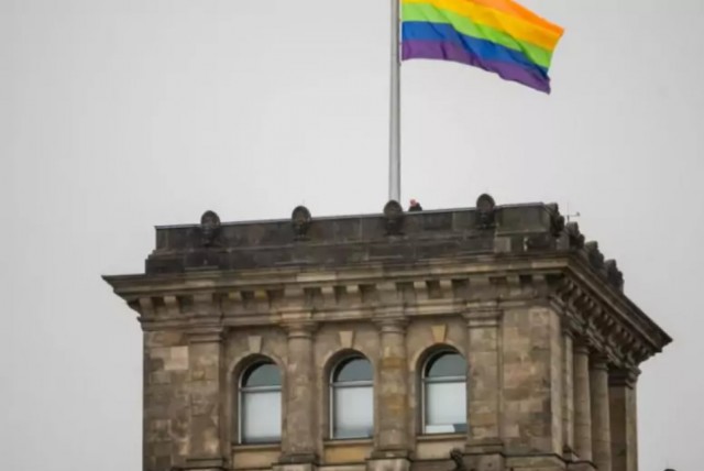Их нравы. Над бундестагом впервые подняли флаг ЛГБТ