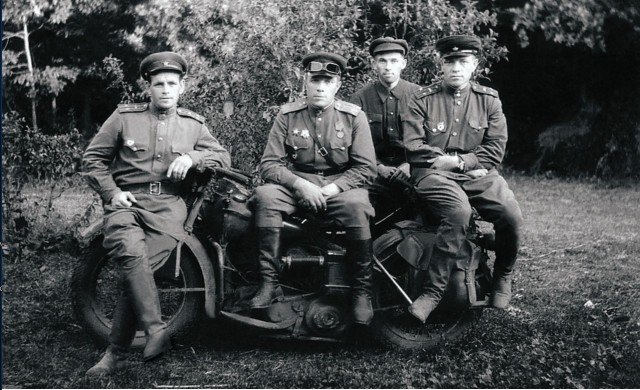 Фотографии связанных с историей Красной и Советской Армии.