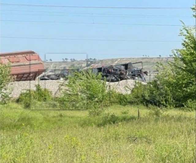Поезд с зерном сошёл с рельсов из-за подрыва железнодорожного полотна в Крыму.