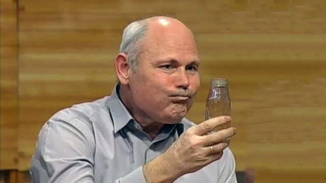 На пляжах Анапы закончились не только лежачие, но и сидячие места. Загорать там можно только стоя