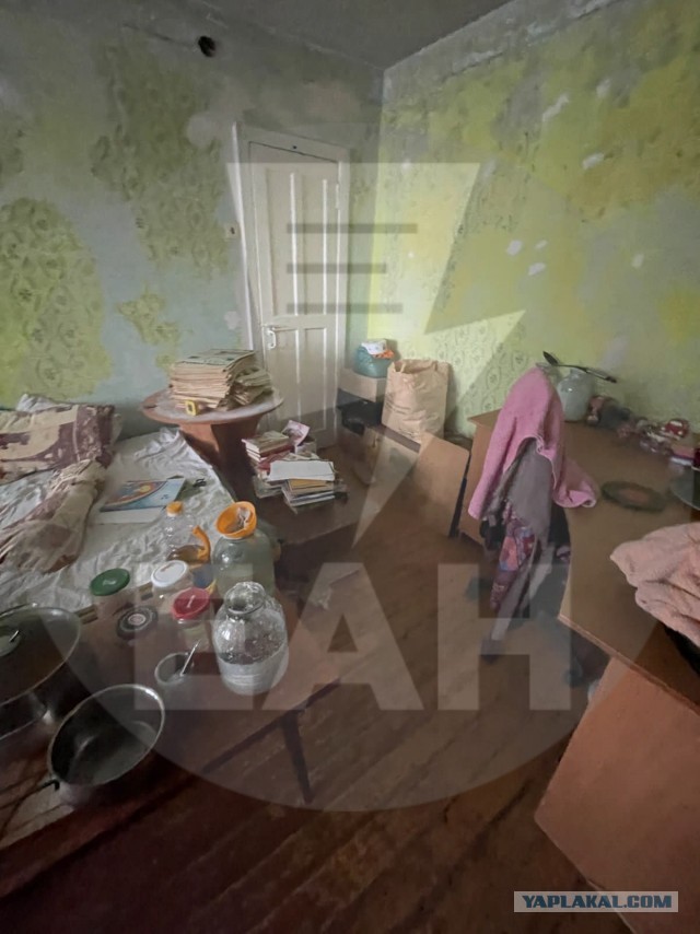 Девочку-Маугли нашли в екатеринбургской квартире с могильными крестами и портретом Распутина