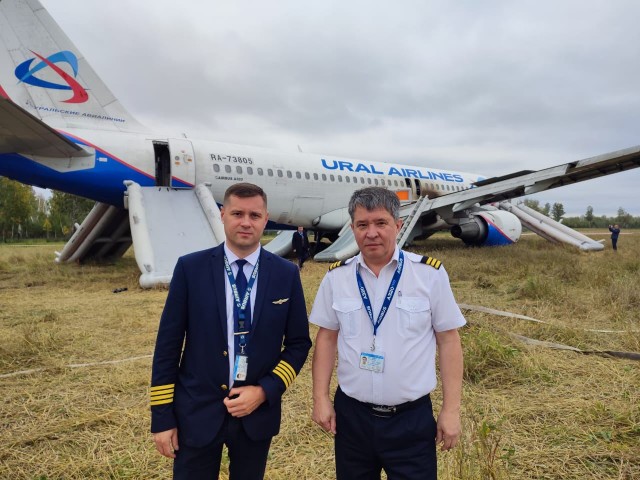 Пилот, посадивший самолёт в пшеничном поле под Новосибирском, уволился из "Уральских авиалиний" по собственному желанию