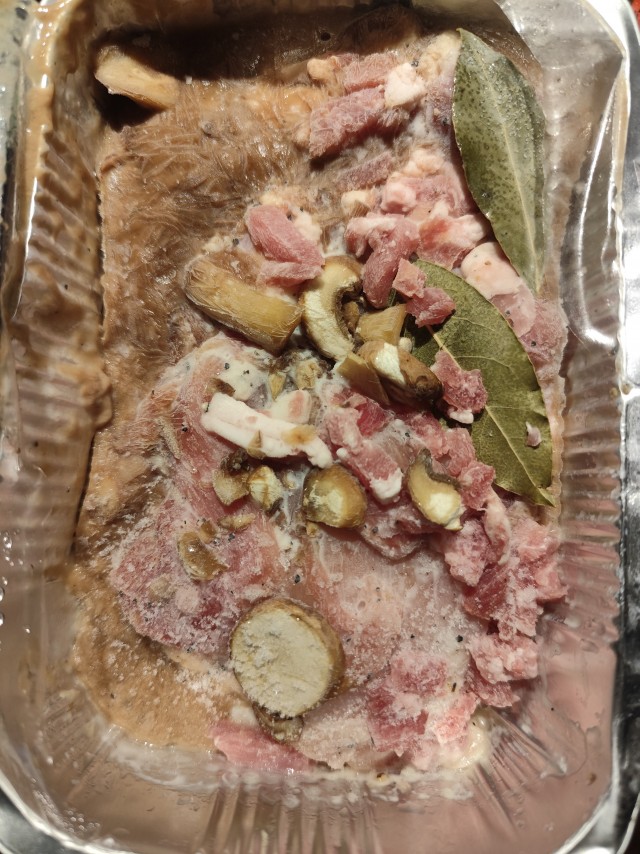 "Кокован" — курица по-французски в винном соусе